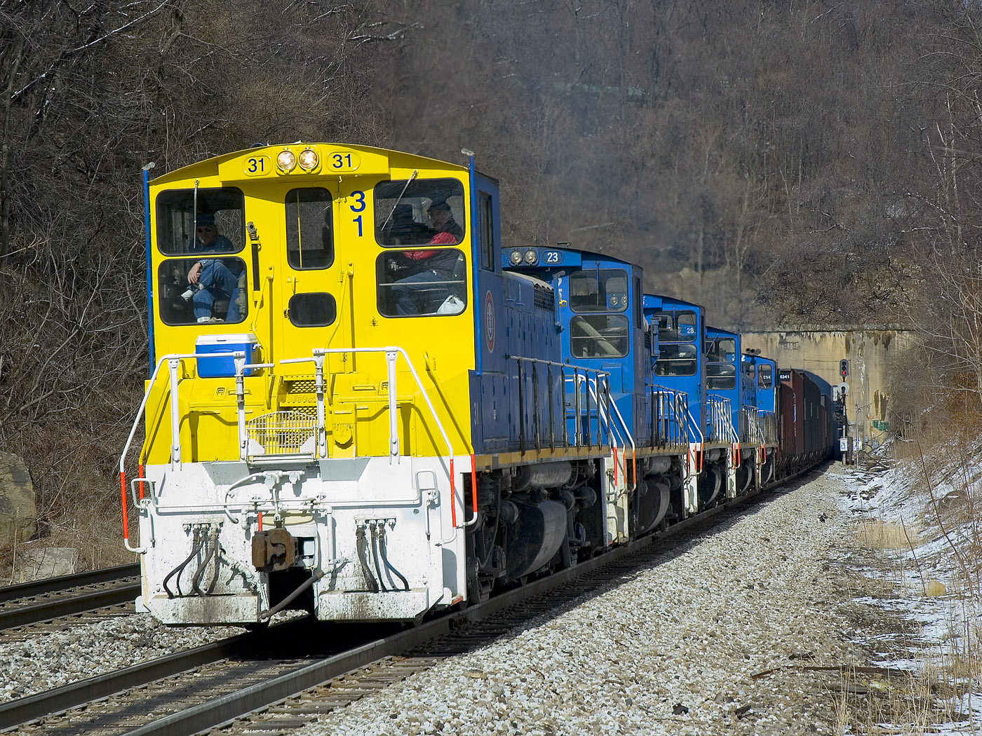 EMD MP15DC – photo 13