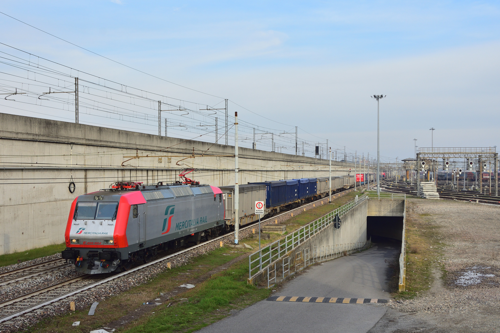 Bombardier E405 – photo 15