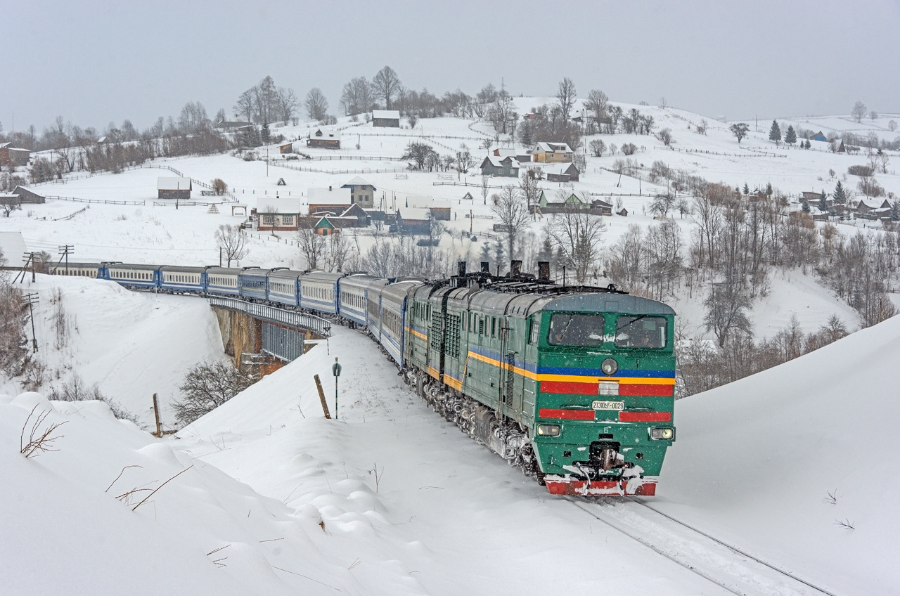Luhanskteplovoz 2TE10UT – photo 6