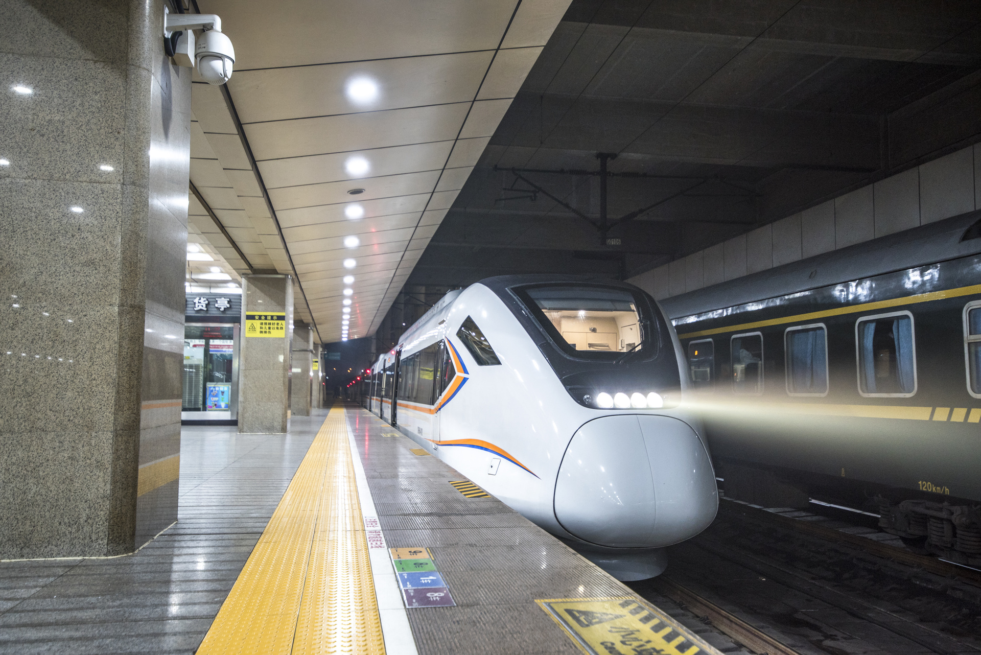 CRRC Qingdao Sifang CRH6A – photo 2