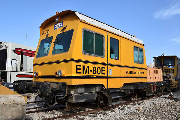 Plasser & Theurer EM80E