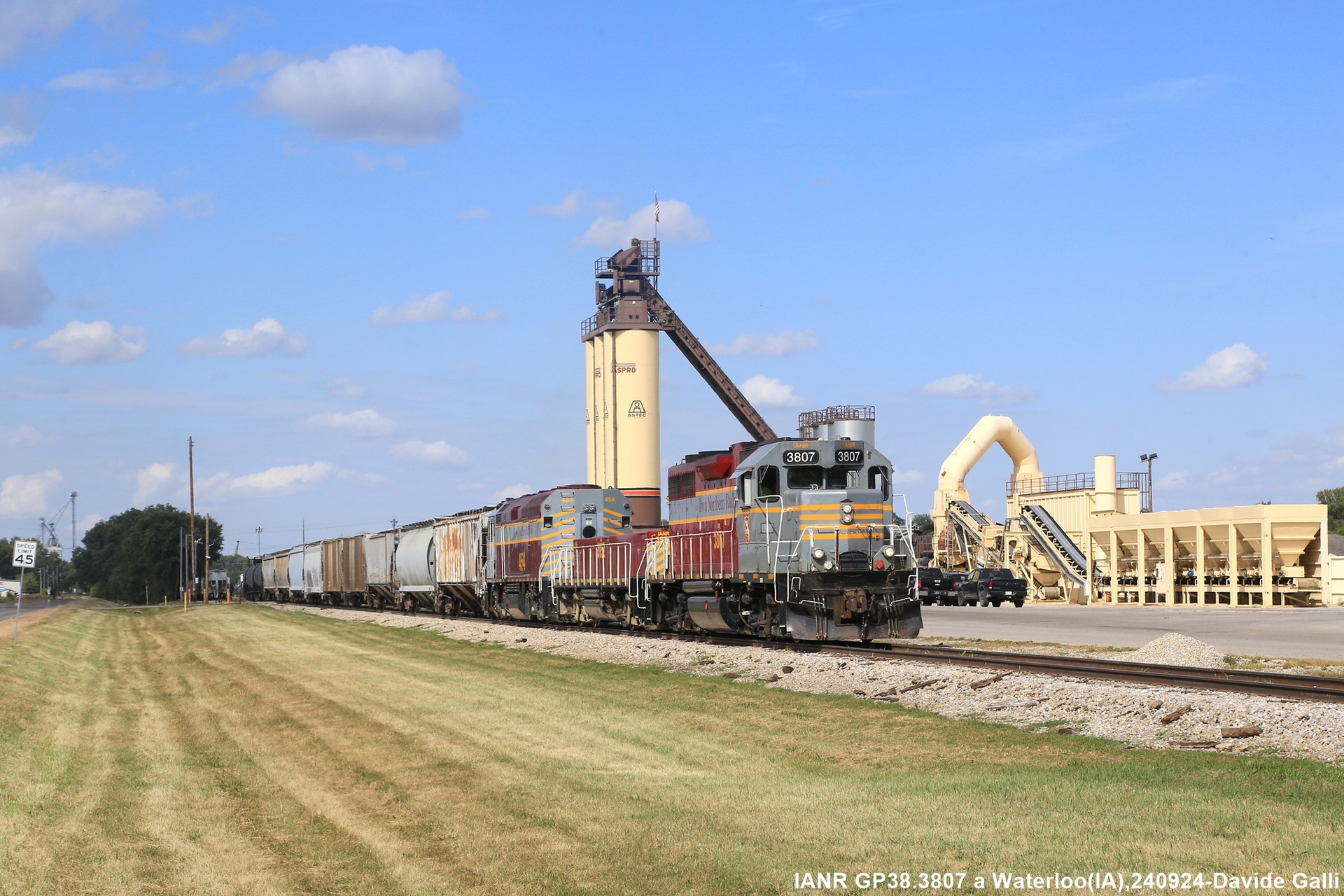 GMD GP38-2 – photo 8