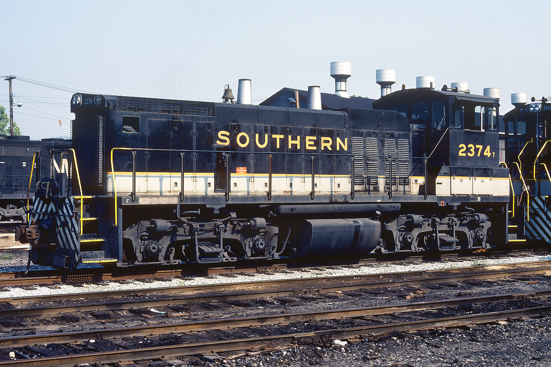 EMD MP15DC – photo 16