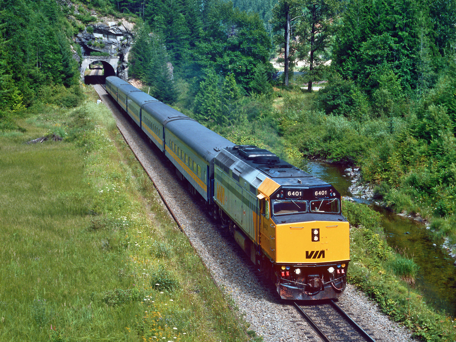 GMD Via F40PH-2D – photo 14
