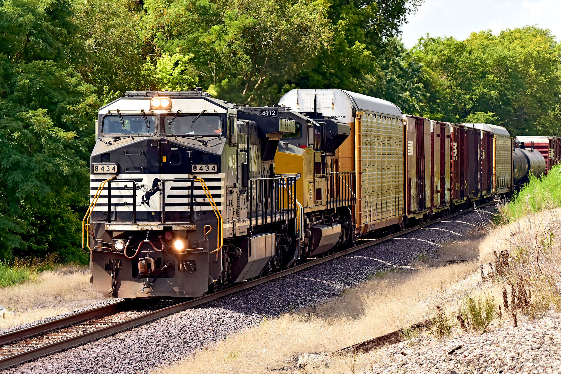 GE Dash 8-40CW – photo 8